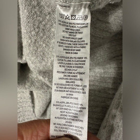 🛍️ French Connection Cozy Extra long Cowl-neck sweater size medium silver gray - Picture 8 of 9